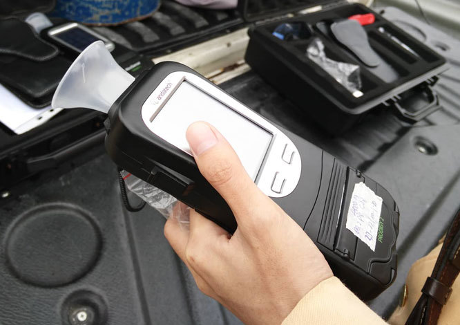 CSGT tạm dừng đo nồng độ cồn bằng phễu để ngừa lây virus corona