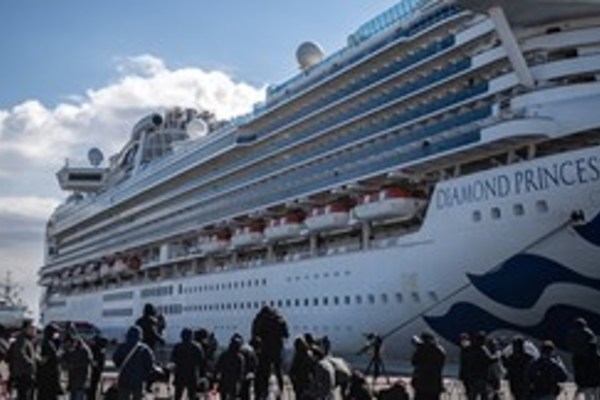 Cuộc sống của du khách trong 'nhà tù' trên biển vì dịch corona