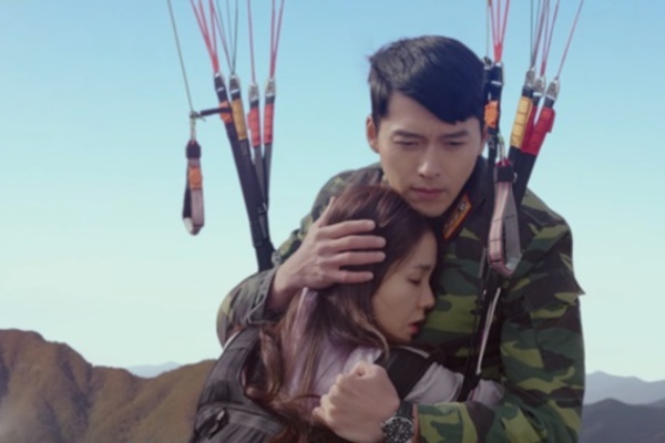 Loạt sạn vô lý đến hài hước trong ‘Hạ cánh nơi anh’