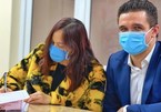 MC Phương Mai và chồng tây đeo khẩu trang đi đăng ký kết hôn
