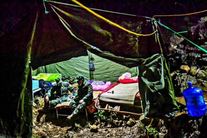 Những người lính 'ăn lán, ngủ rừng' nơi biên giới chống dịch corona