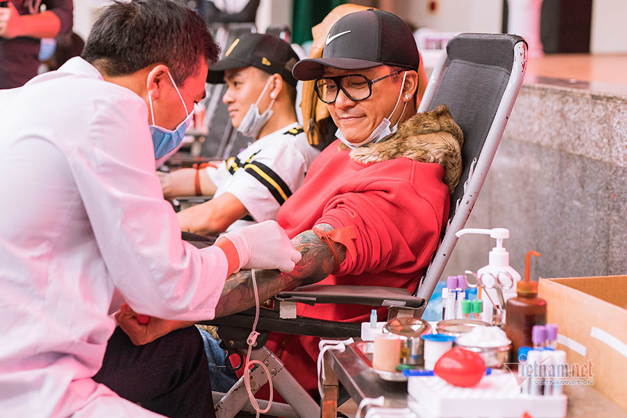 Bị huỷ sô vì dịch Corona, Tuấn Hưng gây xúc động khi đi hiến máu