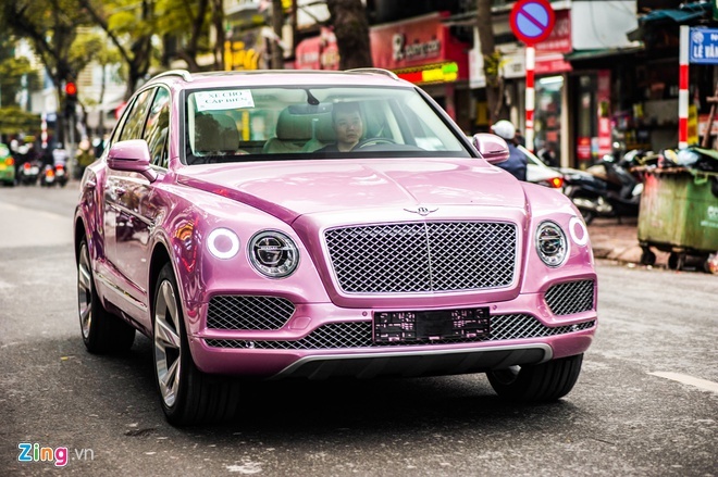 SUV siêu sang Bentley Bentayga màu hồng đầu tiên tại Việt Nam