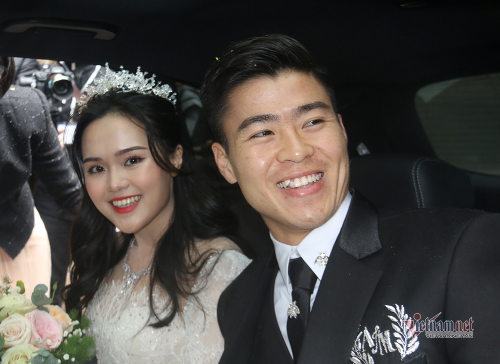 Duy Mạnh bảnh bao, Quỳnh Anh đeo vòng 800 triệu trong đám cưới