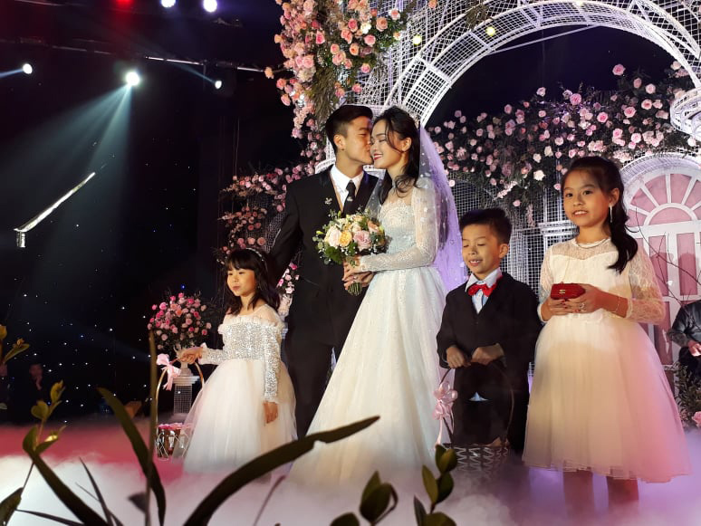 Duy Mạnh hôn Quỳnh Anh say đắm tại lễ cưới