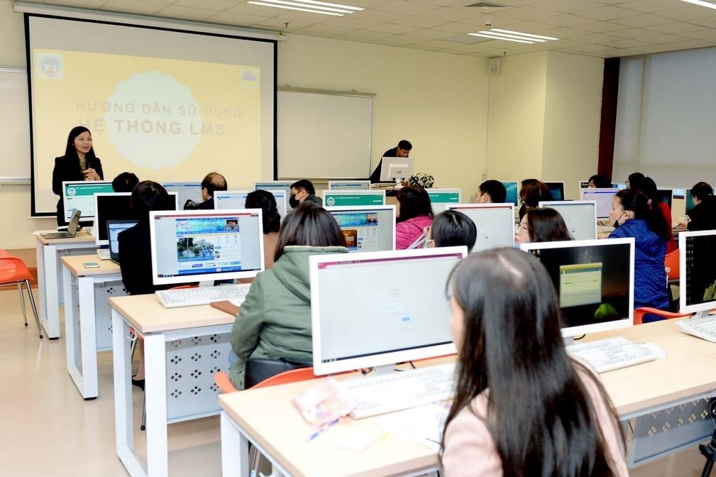Ngày mai, 25.000 sinh viên ĐH Kinh tế quốc dân chuyển sang học trực tuyến
