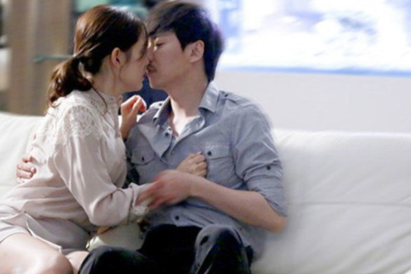 Sốc nặng khi bồ của chồng tới tận nhà ăn ngủ được mẹ chồng bao che, cô vợ trẻ xử lý cao tay 