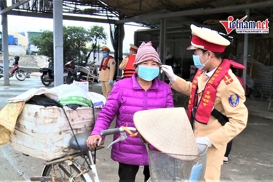 Chiến sỹ áo vàng góp tiền mua khẩu trang phát miễn phí cho người dân