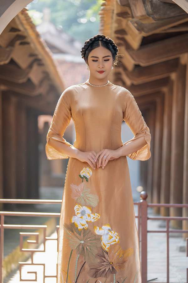 Hoa hậu Ngọc Hân trình làng bộ áo dài thêu hoa đẹp mắt