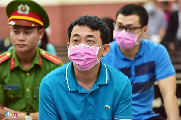 Bị cáo vụ VN Pharma đeo khẩu trang kín mít tới tòa
