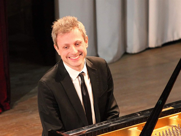 French pianist to perform works for the left hand