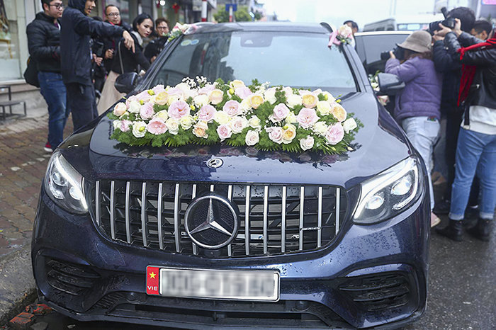 Cầu thủ Duy Mạnh đón cô dâu Quỳnh Anh bằng Mercedes-Benz GLC 300 hơn 2 tỷ đồng