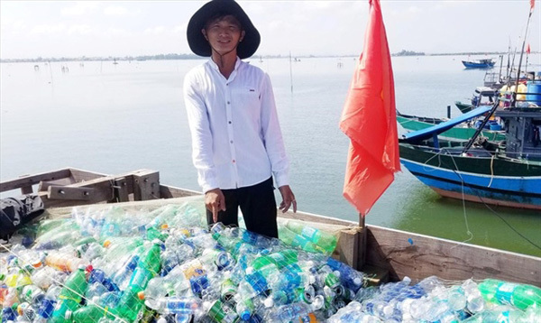 Hue fisherman cleans up the ocean