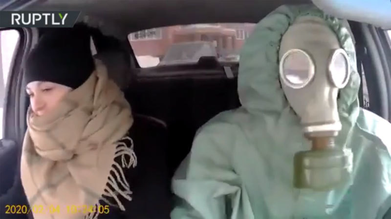 Bộ đồ ngăn virus corona của tài xế taxi khiến hành khách khoái chí