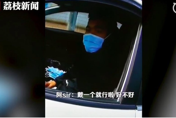 Tài xế đeo hơn chục khẩu trang cùng lúc để chống virus corona