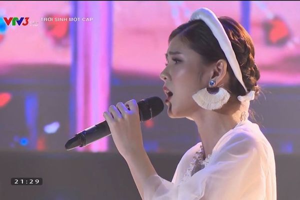 Nữ MC hot nhất AFF Cup gây bất ngờ với giọng hát con nhà nòi