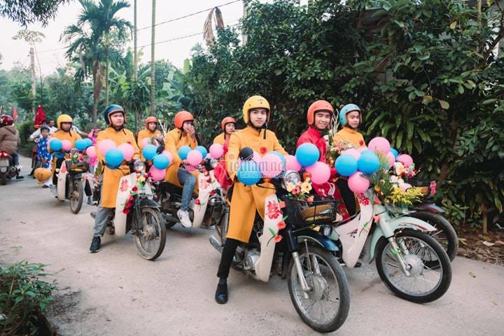 Chàng trai Quảng Trị đón dâu bằng loạt Honda Super Cub cũ cực chất