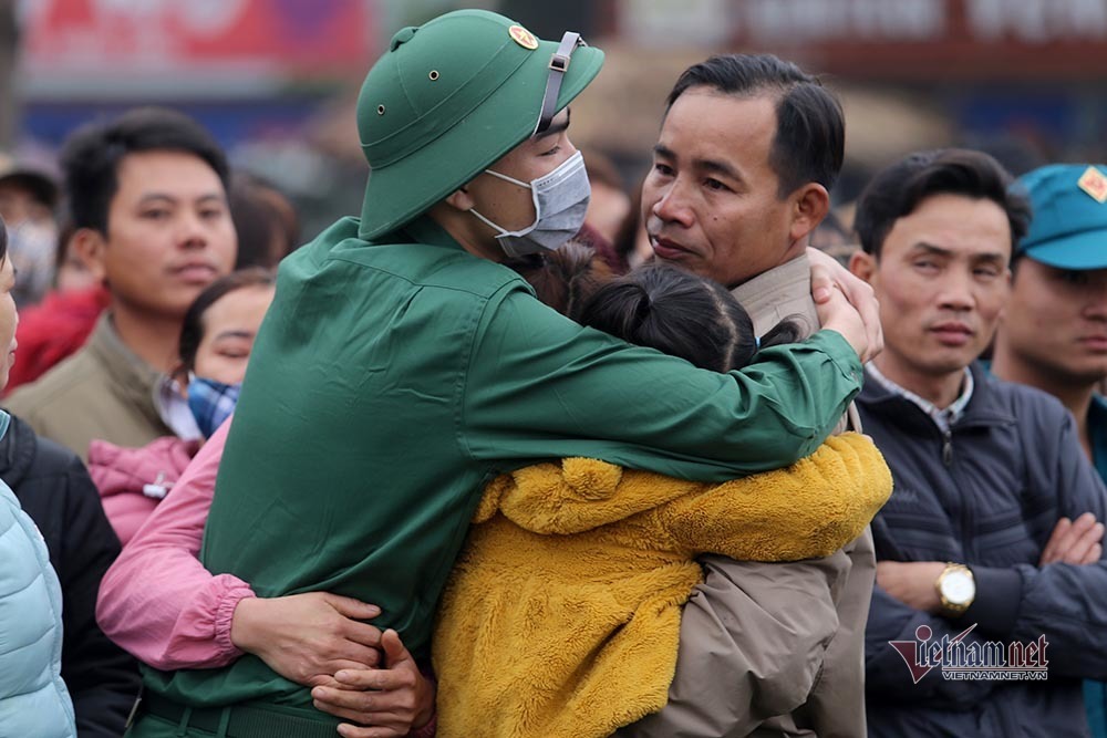 Phút bịn rịn chia tay người thân lên đường nhập ngũ của tân binh Hà Nội