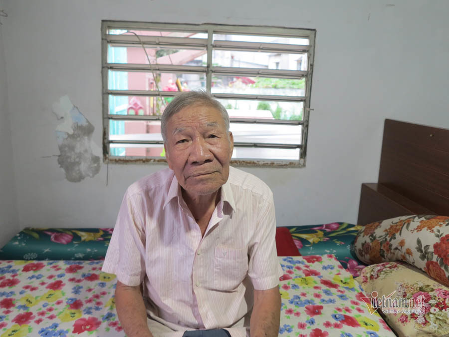 Cụ ông Sài Gòn hơn 40 năm ăn ngủ cạnh hàng chục ngôi mộ