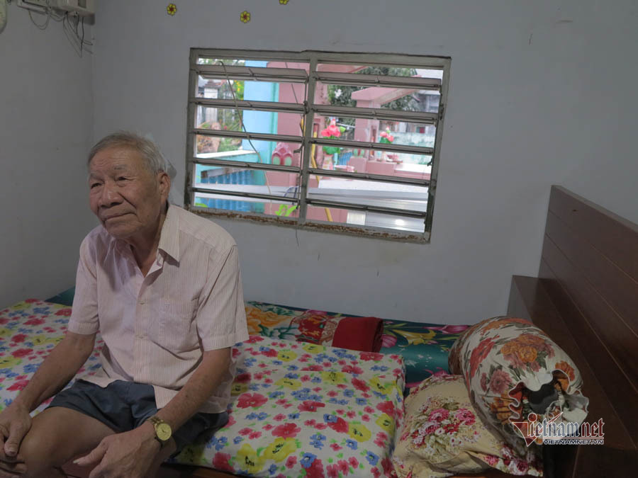 Cụ ông Sài Gòn hơn 40 năm ăn ngủ cạnh hàng chục ngôi mộ