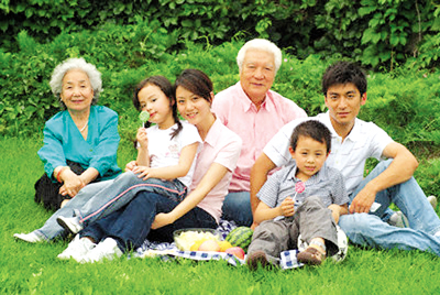 Gia đình văn hóa là nơi những giá trị truyền thống được truyền lại và tôn vinh. Hình ảnh này sẽ giúp bạn thấy sự ấm áp, hòa thuận và tình cảm trong gia đình Việt Nam.