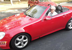 Cụ ông 107 tuổi lái xe mui trần đưa bạn gái dạo phố