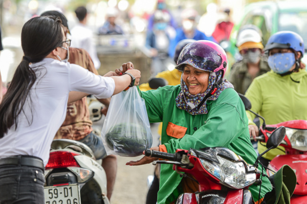 Người Sài Gòn mua 1,5 tấn dưa hấu phát miễn phí cho người dân