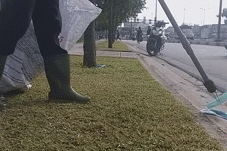 Khẩu trang vứt bừa lòng đường vỉa hè, nữ công nhân xách bao tải thu gom