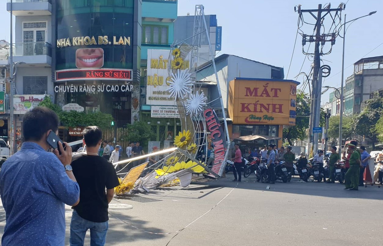 Cổng chào trang trí tết đổ sập đè 2 người ở Sài Gòn