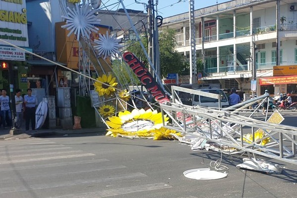 Cổng chào trang trí tết đổ sập đè 2 người ở Sài Gòn