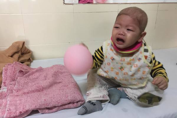 Rớt nước mắt cảnh con nhỏ gần 2 tuổi ung thư, bố rơi vào trầm cảm