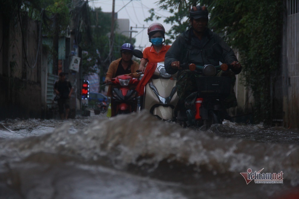 Flood tides forecasted to submerge many areas in HCM City