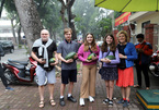 Người nước ngoài rảo bước trên vỉa hè Hà Nội bất ngờ được tặng dưa hấu