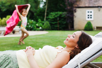 Tại sao cha mẹ 'lười' giúp trẻ vào đời dễ dàng hơn?