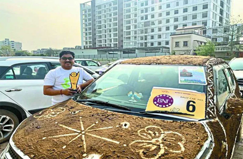 Phủ kín phân bò lên ô tô, phong cách độc của dân chơi xe Ấn Độ