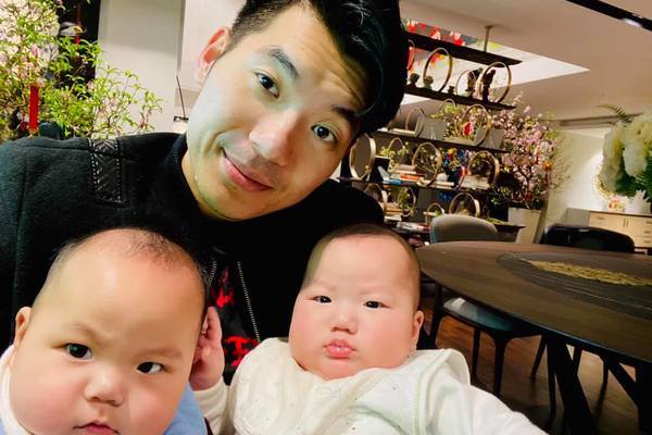 Trương Nam Thành khoe 2 con bụ bẫm tròn 6 tháng tuổi