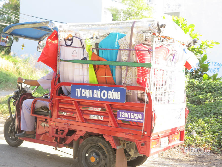 Cụ ông Sài Gòn mỗi ngày đi hơn 50 km bán quần áo giá 0 đồng
