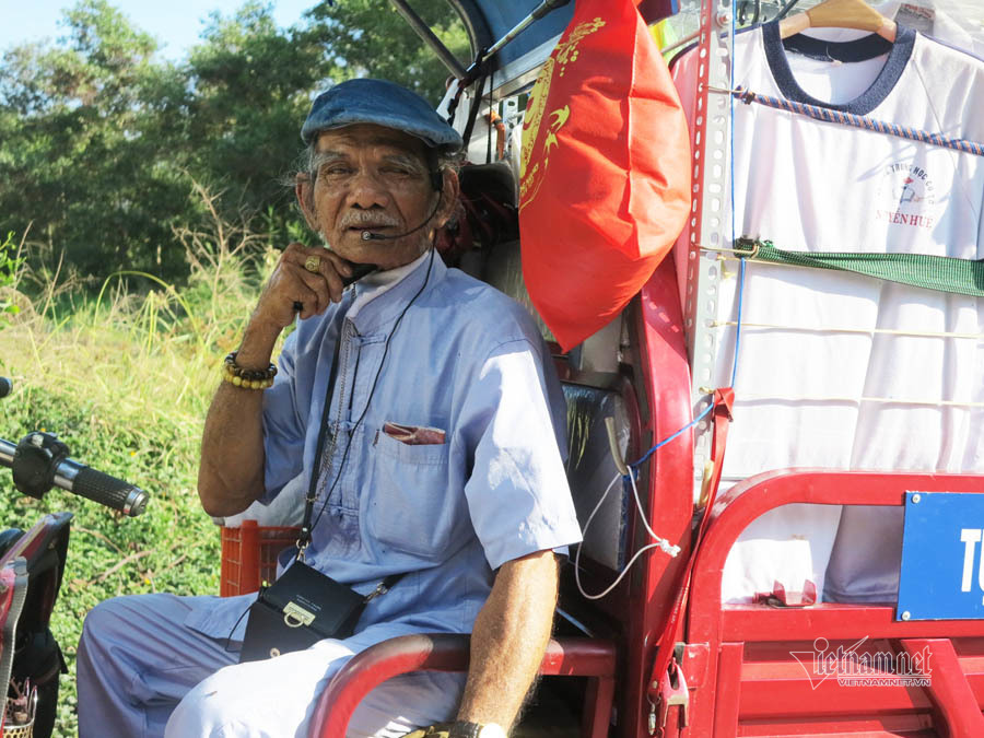 Cụ ông Sài Gòn mỗi ngày đi hơn 50 km bán quần áo giá 0 đồng