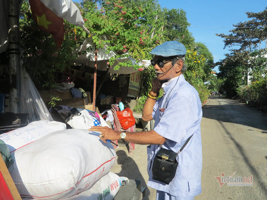 Cụ ông Sài Gòn mỗi ngày đi hơn 50 km bán quần áo giá 0 đồng