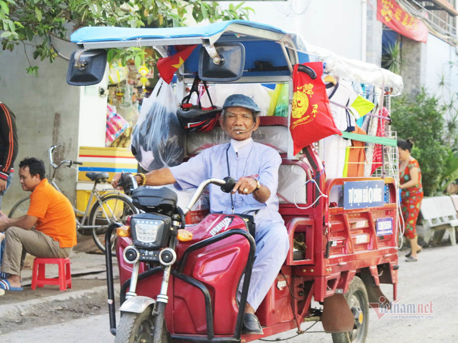 Cụ ông Sài Gòn mỗi ngày đi hơn 50 km bán quần áo giá 0 đồng