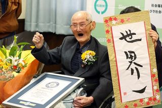 Cụ ông 112 tuổi trở thành người đàn ông cao tuổi nhất còn sống