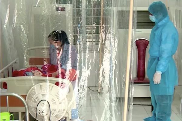 Bé gái 3 tháng tuổi nhiễm COVID-19 được chuyển lên BV Nhi TƯ