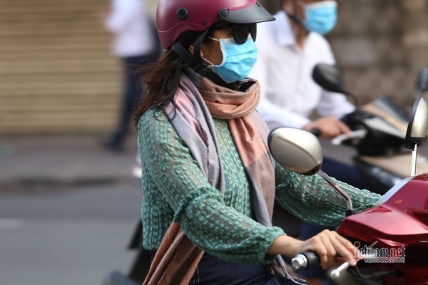 Người phụ nữ vỡ xương, xẹp đốt sống do khăn quàng cổ mắc vào bánh xe