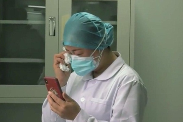Không thể về chịu tang mẹ, nữ y tá làm việc ở vùng dịch Vũ Hán nén đau thương bái vọng từ xa