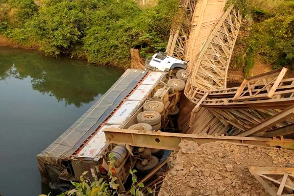 Xe tải làm sập cầu sắt, rơi xuống suối vì tài xế lạc đường