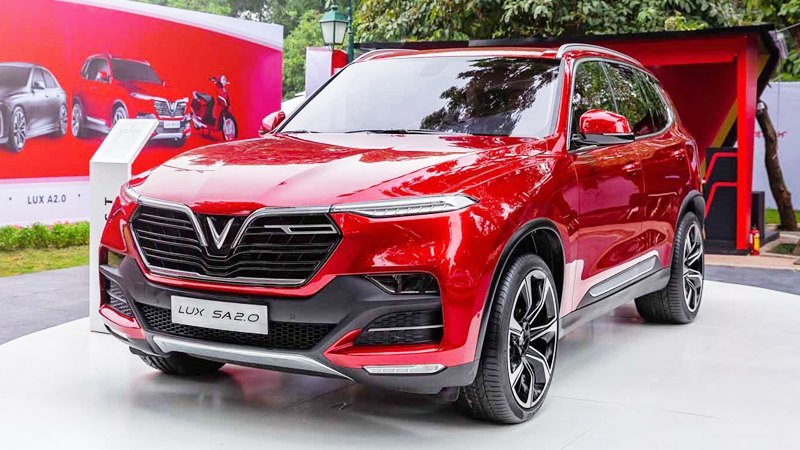 Nhiều mẫu ô tô đang lội 