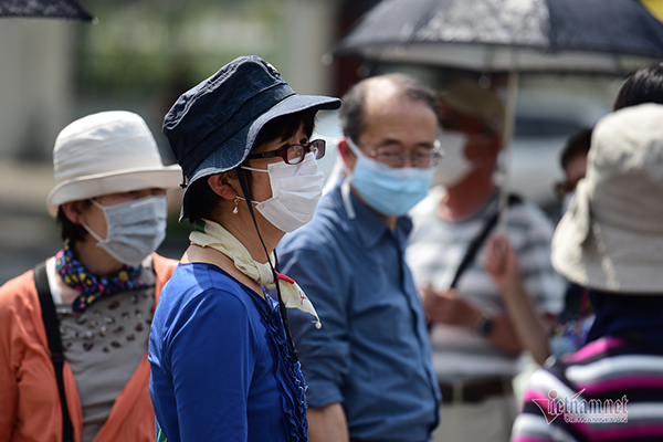 Thủ tướng: Kiên quyết rút giấy phép lao động nước ngoài 'trốn' cách ly