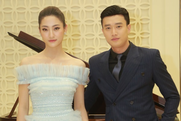 Lương Thuỳ Linh vai trần quyến rũ bên Quốc Trường