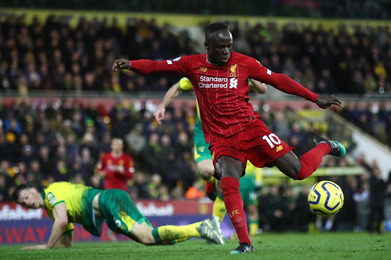 Hạ Norwich, Liverpool chạm một tay vào chức vô địch