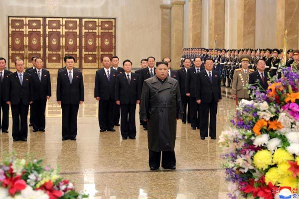 Kim Jong Un bất ngờ tái xuất sau gần một tháng 'ở ẩn'